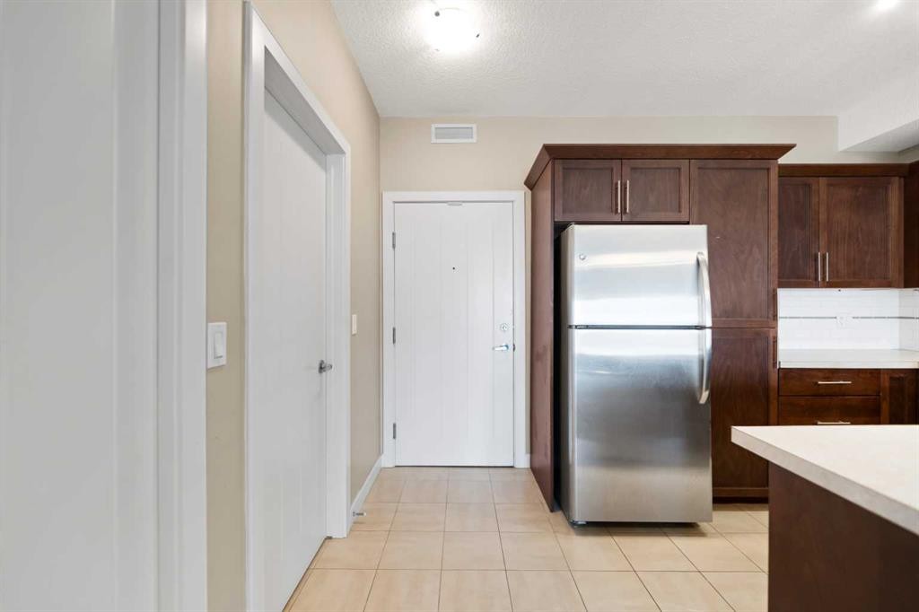 205-20 Royal Oak Plaza Nw, Calgary, AB - Indoor Photo Showing Kitchen