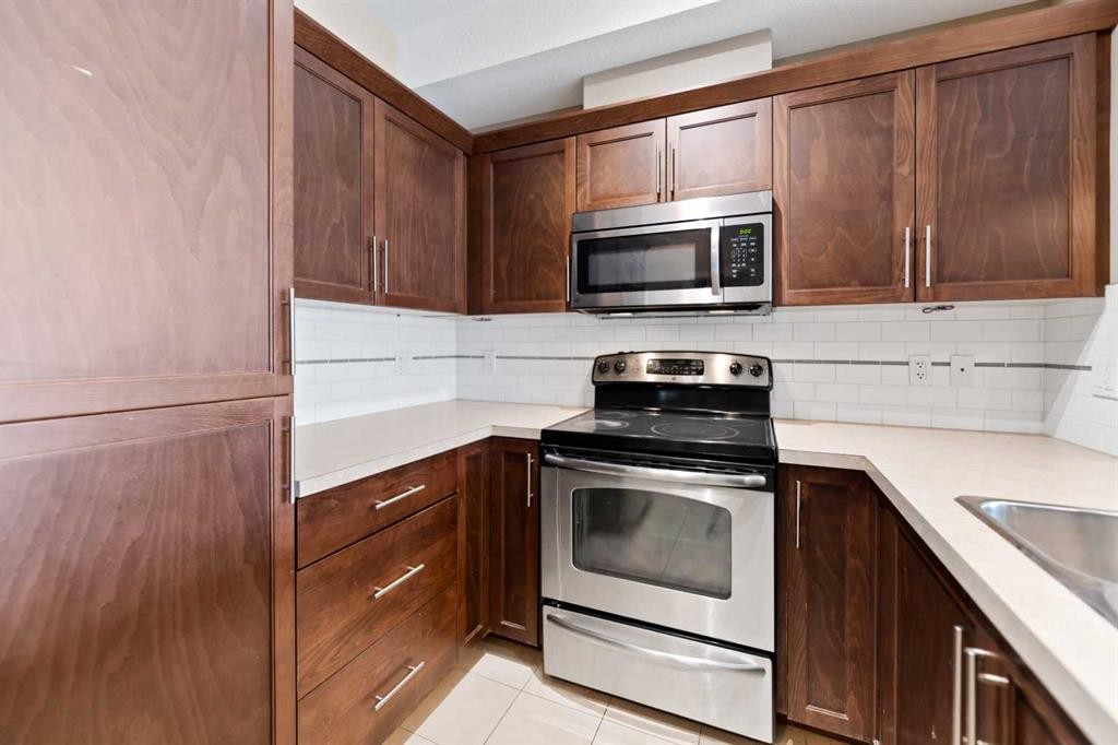 205-20 Royal Oak Plaza Nw, Calgary, AB - Indoor Photo Showing Kitchen