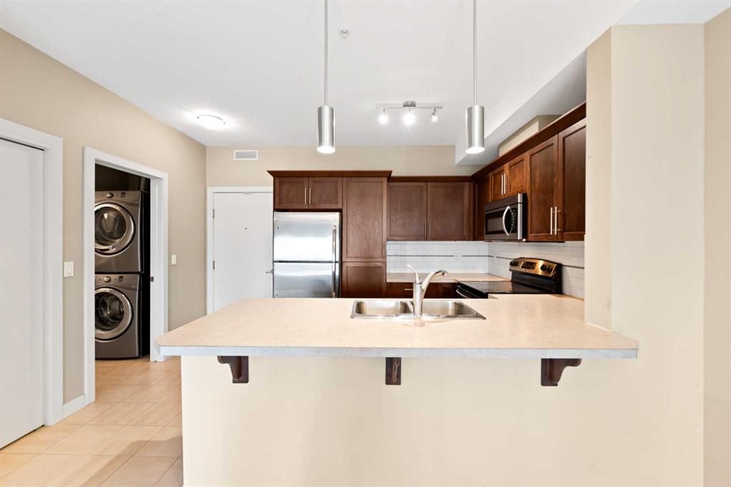 205-20 Royal Oak Plaza Nw, Calgary, AB - Indoor Photo Showing Kitchen With Double Sink With Upgraded Kitchen