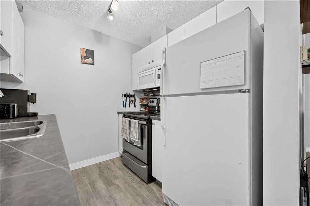 5308A-604 8 Street Sw, Airdrie, AB - Indoor Photo Showing Kitchen