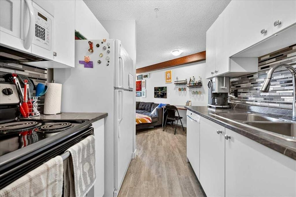 5308A-604 8 Street Sw, Airdrie, AB - Indoor Photo Showing Kitchen With Double Sink