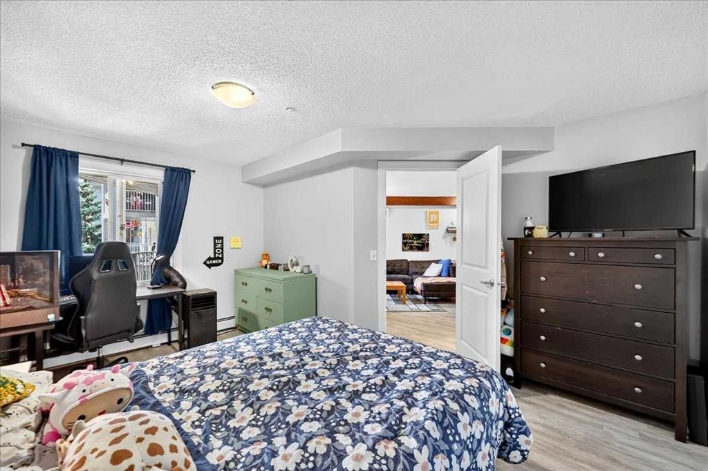 5308A-604 8 Street Sw, Airdrie, AB - Indoor Photo Showing Bedroom