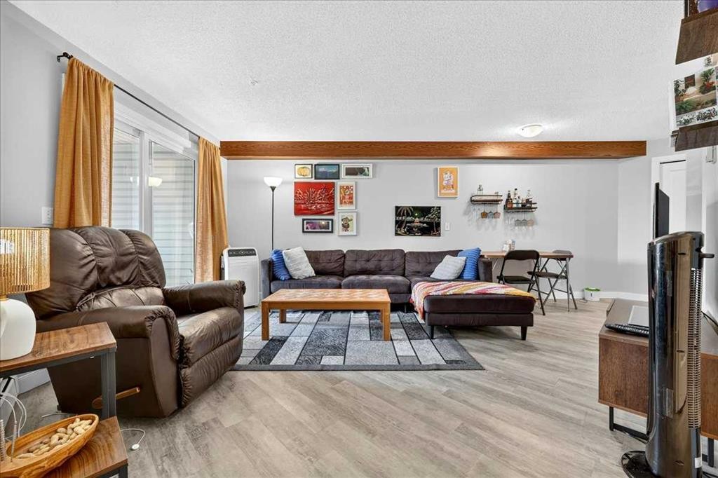 5308A-604 8 Street Sw, Airdrie, AB - Indoor Photo Showing Living Room