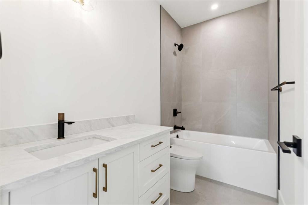 2609 5 Avenue Nw, Calgary, AB - Indoor Photo Showing Bathroom