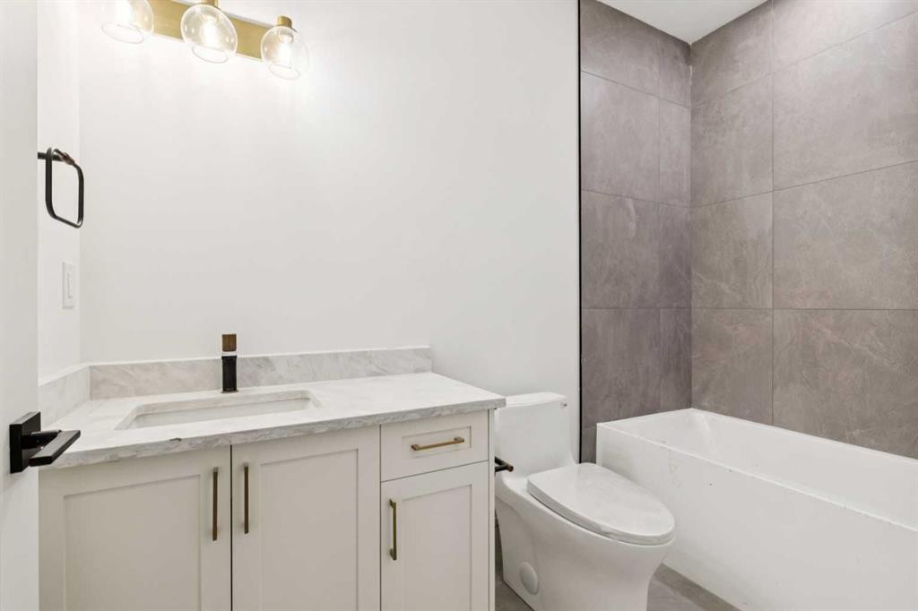 2609 5 Avenue Nw, Calgary, AB - Indoor Photo Showing Bathroom