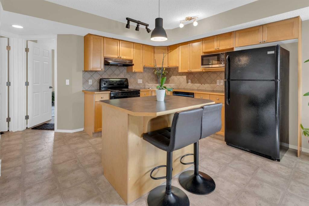411-140 Sagewood Boulevard Sw, Airdrie, AB - Indoor Photo Showing Kitchen With Double Sink