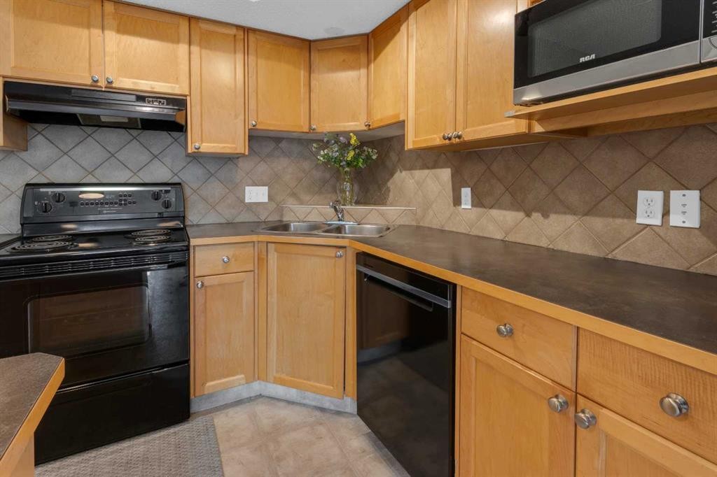 411-140 Sagewood Boulevard Sw, Airdrie, AB - Indoor Photo Showing Kitchen With Double Sink