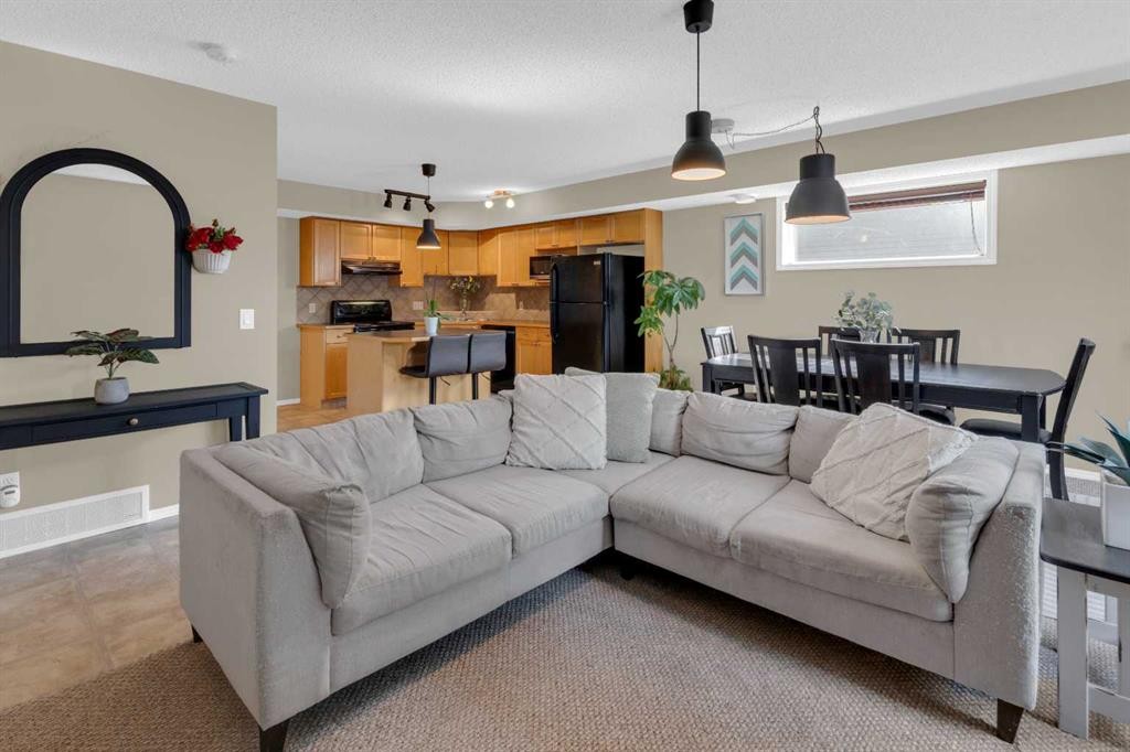 411-140 Sagewood Boulevard Sw, Airdrie, AB - Indoor Photo Showing Living Room