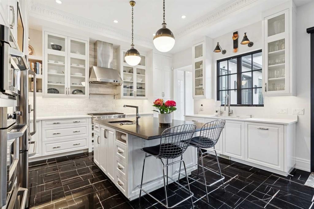 2814 14 Street Sw, Calgary, AB - Indoor Photo Showing Kitchen With Upgraded Kitchen