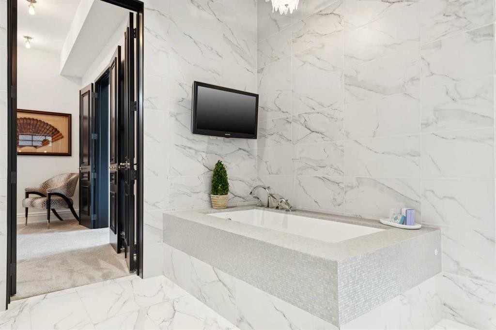 2814 14 Street Sw, Calgary, AB - Indoor Photo Showing Bathroom