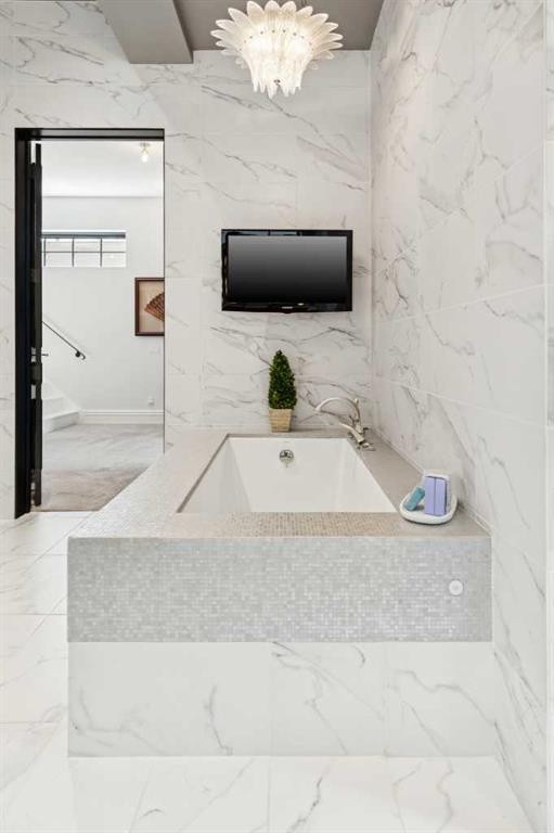 2814 14 Street Sw, Calgary, AB - Photo Showing Bathroom