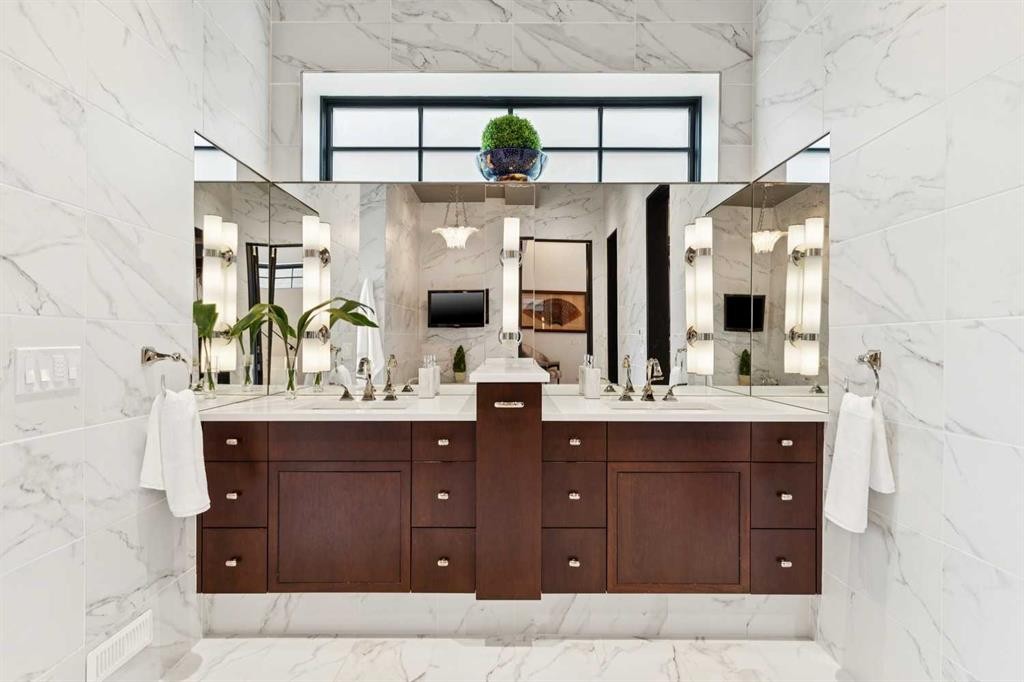 2814 14 Street Sw, Calgary, AB - Indoor Photo Showing Bathroom
