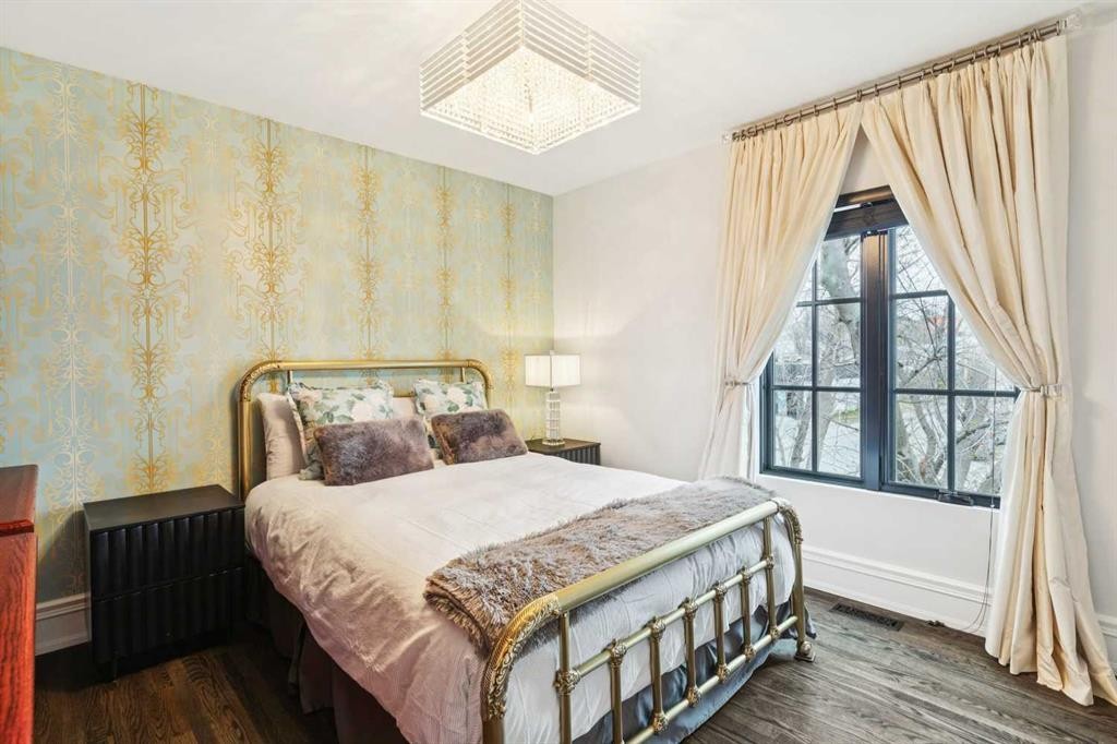 2814 14 Street Sw, Calgary, AB - Indoor Photo Showing Bedroom