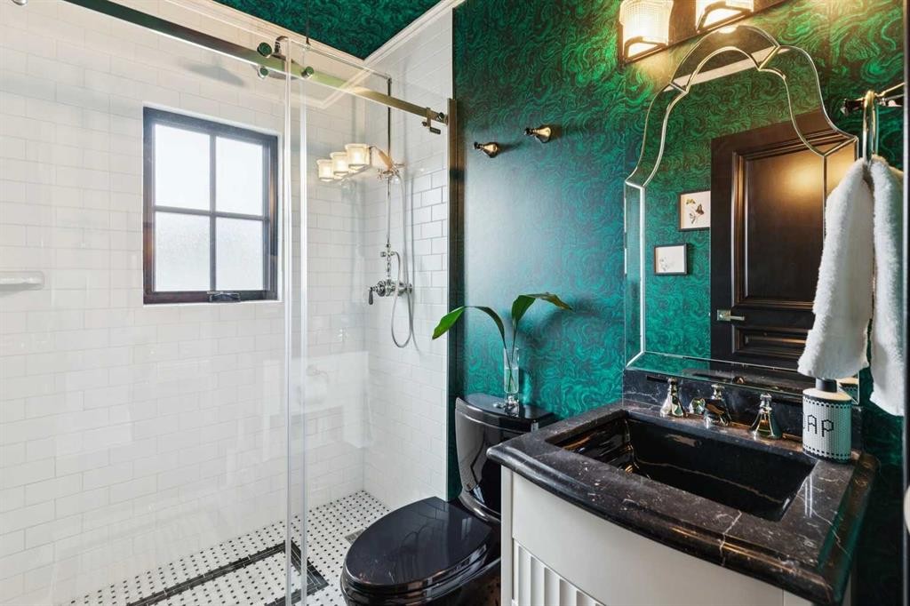 2814 14 Street Sw, Calgary, AB - Indoor Photo Showing Bathroom