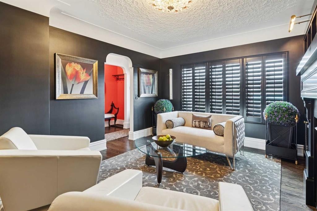 2814 14 Street Sw, Calgary, AB - Indoor Photo Showing Living Room