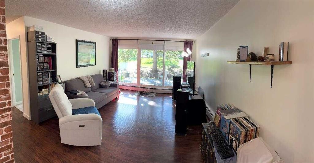 108-816 89 Avenue Sw, Calgary, AB - Indoor Photo Showing Living Room