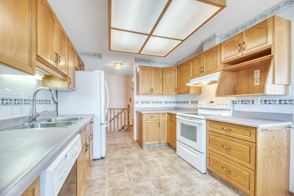 33 Riverview Point Se, Calgary, AB - Indoor Photo Showing Kitchen With Double Sink