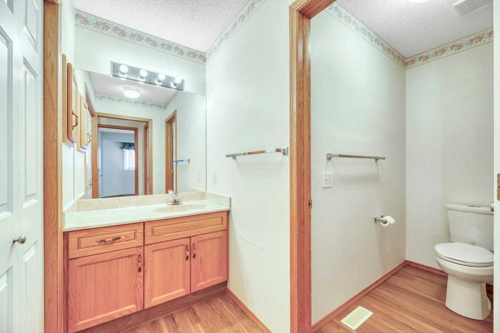 33 Riverview Point Se, Calgary, AB - Indoor Photo Showing Bathroom