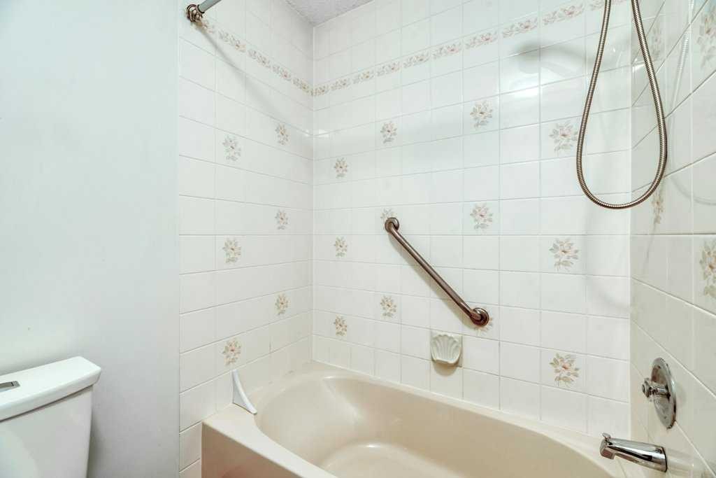 33 Riverview Point Se, Calgary, AB - Indoor Photo Showing Bathroom
