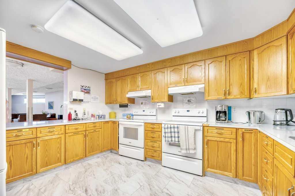 33 Riverview Point Se, Calgary, AB - Indoor Photo Showing Kitchen