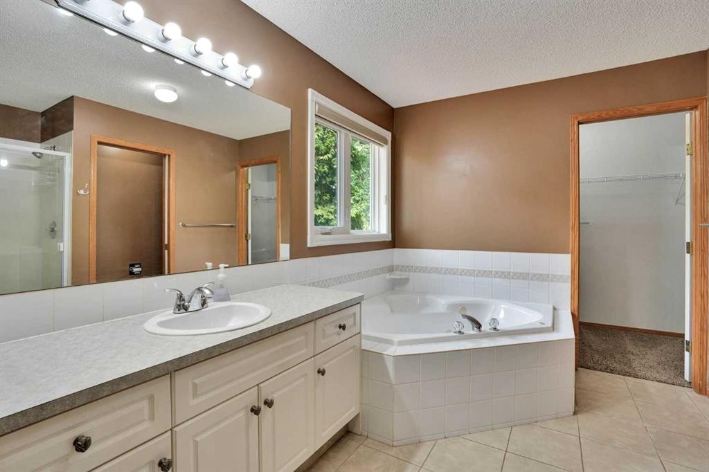 332 Harvest Hills Drive Ne, Calgary, AB - Indoor Photo Showing Bathroom