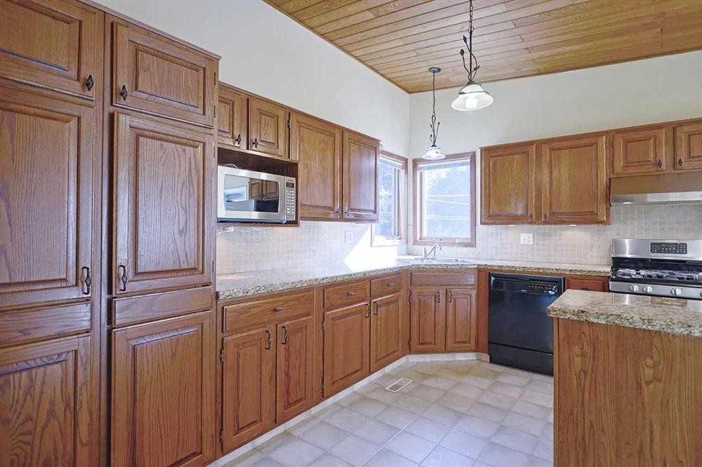 4904 Verulum Place Nw, Calgary, AB - Indoor Photo Showing Kitchen
