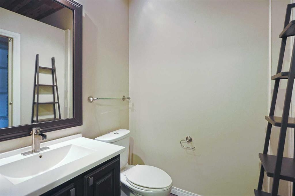 4904 Verulum Place Nw, Calgary, AB - Indoor Photo Showing Bathroom