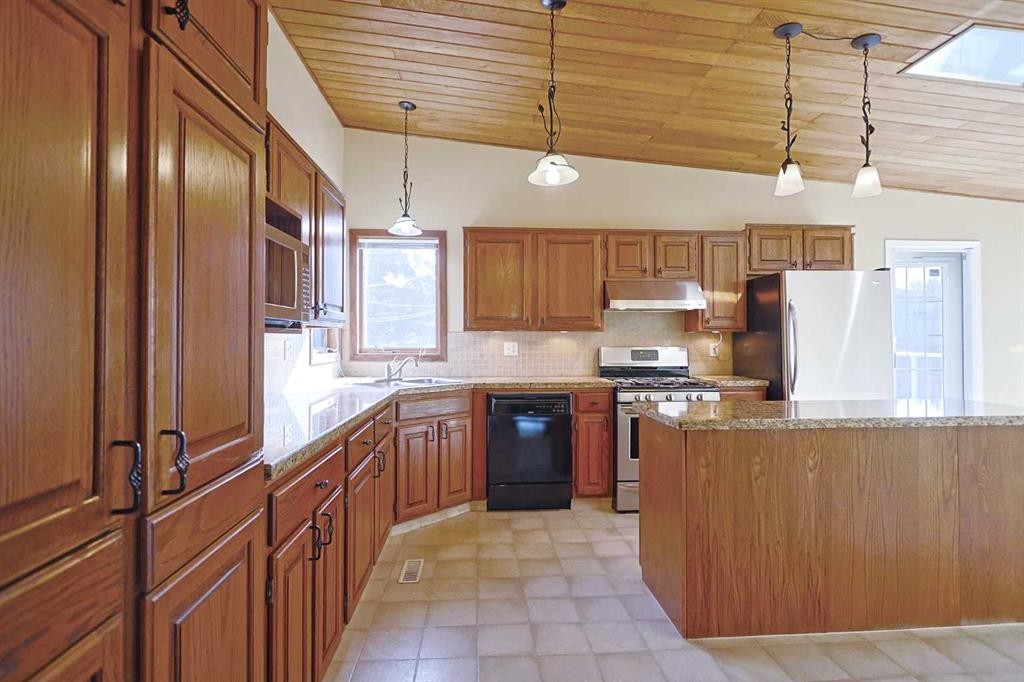 4904 Verulum Place Nw, Calgary, AB - Indoor Photo Showing Kitchen