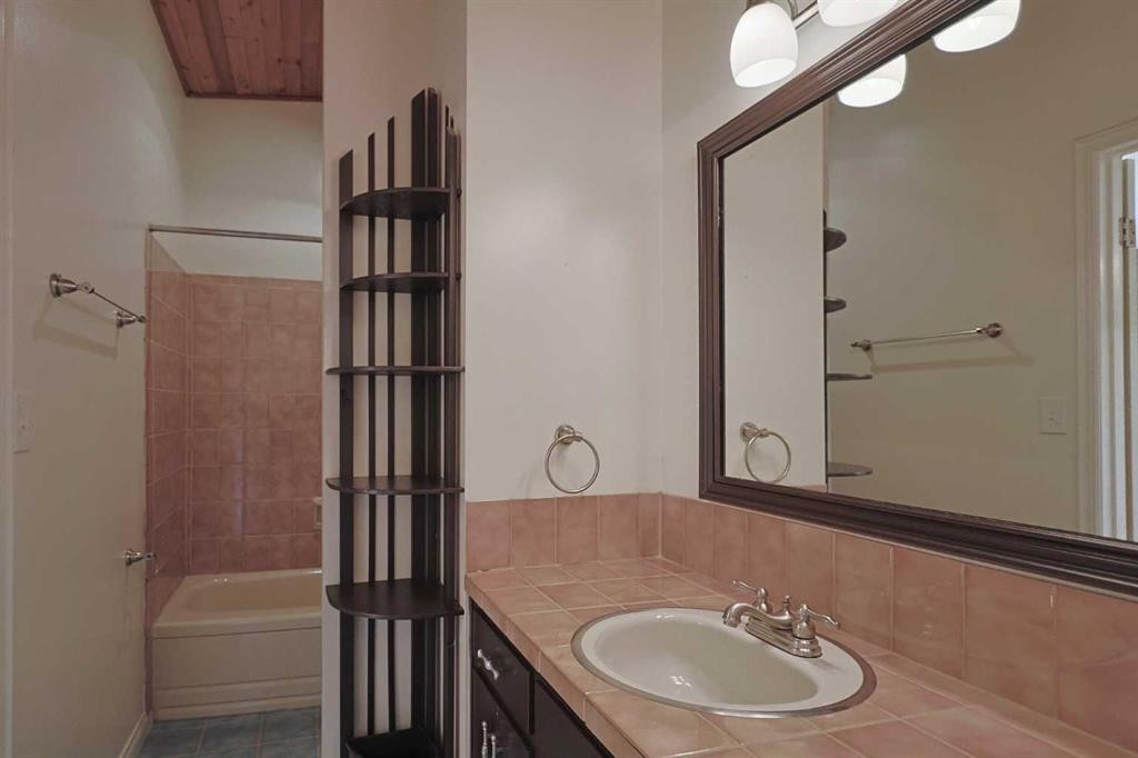 4904 Verulum Place Nw, Calgary, AB - Indoor Photo Showing Bathroom