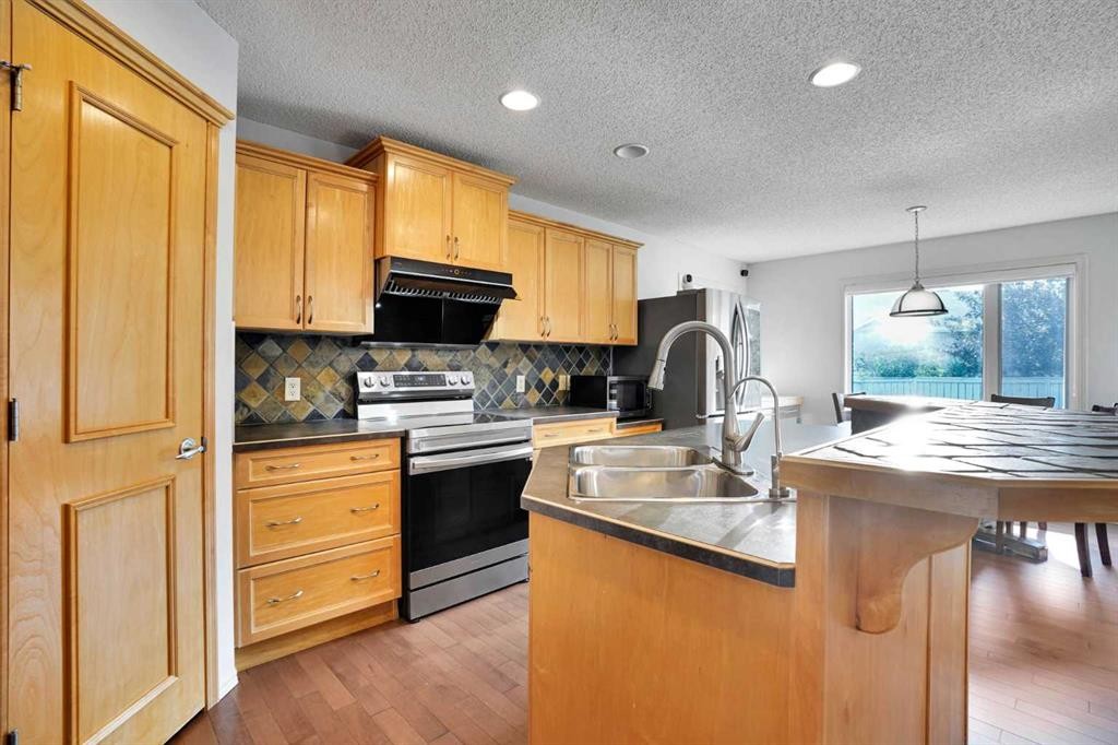 101 Royal Oak Crescent Nw, Calgary, AB - Indoor Photo Showing Kitchen With Double Sink