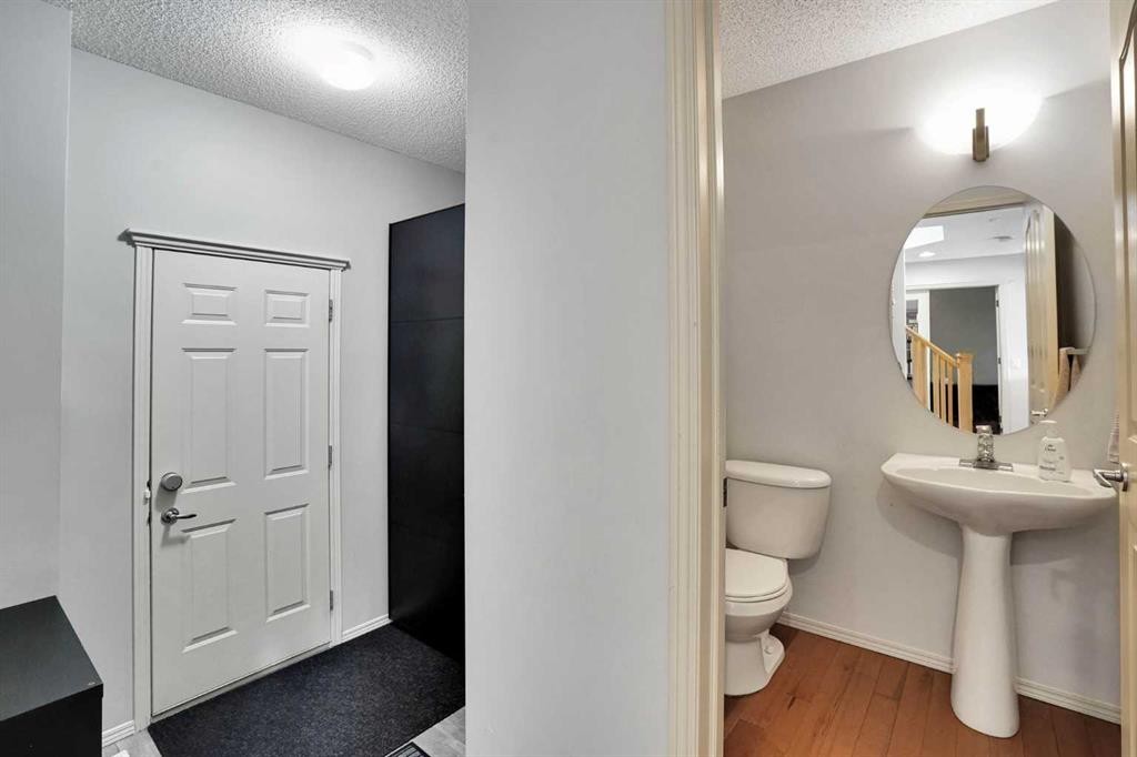 101 Royal Oak Crescent Nw, Calgary, AB - Indoor Photo Showing Bathroom