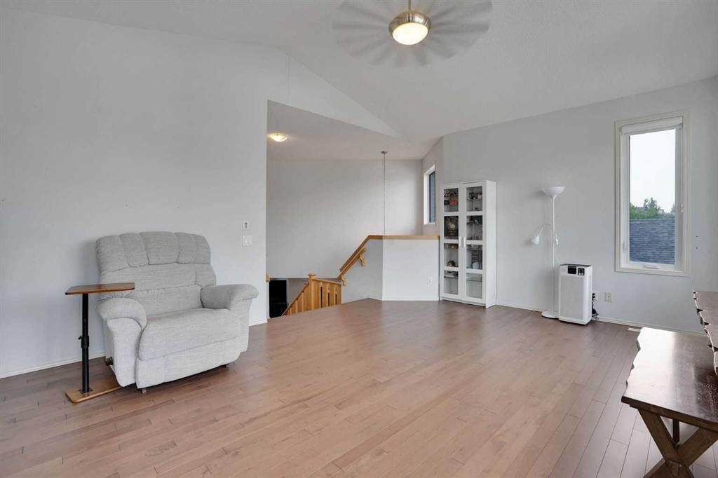 101 Royal Oak Crescent Nw, Calgary, AB - Indoor Photo Showing Living Room