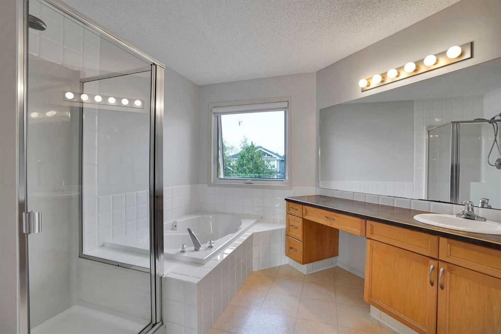 101 Royal Oak Crescent Nw, Calgary, AB - Indoor Photo Showing Bathroom