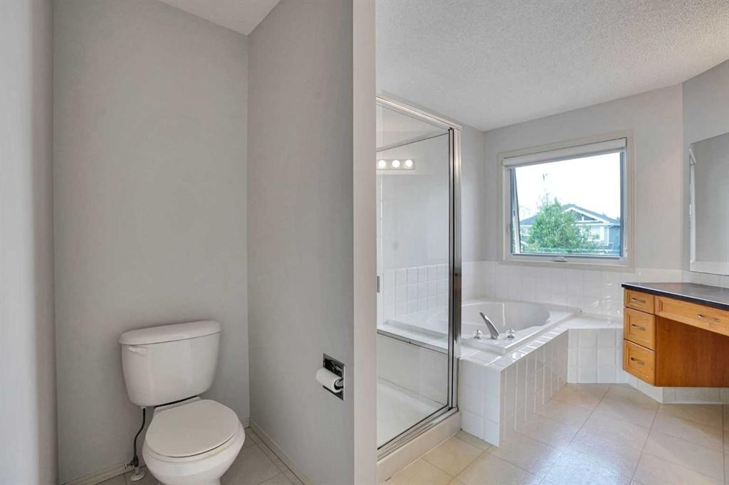 101 Royal Oak Crescent Nw, Calgary, AB - Indoor Photo Showing Bathroom