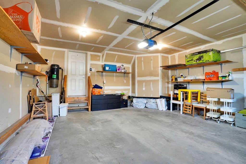 101 Royal Oak Crescent Nw, Calgary, AB - Indoor Photo Showing Garage