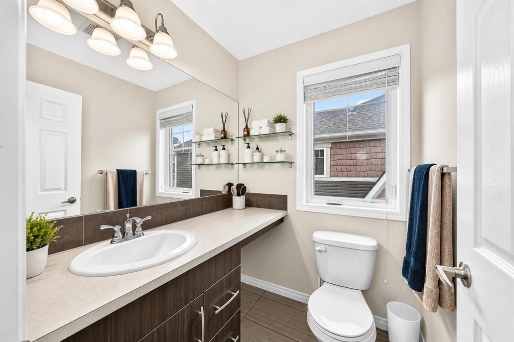 535 Windstone Common Sw, Airdrie, AB - Indoor Photo Showing Bathroom