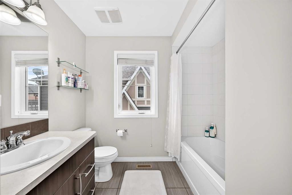 535 Windstone Common Sw, Airdrie, AB - Indoor Photo Showing Bathroom