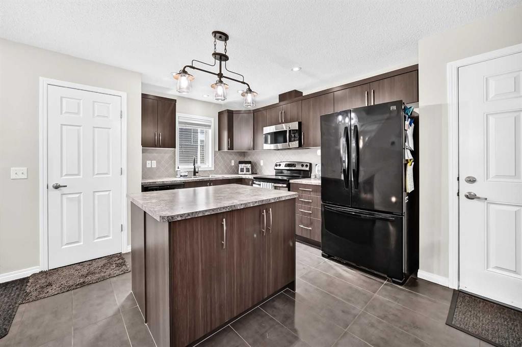 535 Windstone Common Sw, Airdrie, AB - Indoor Photo Showing Kitchen With Stainless Steel Kitchen