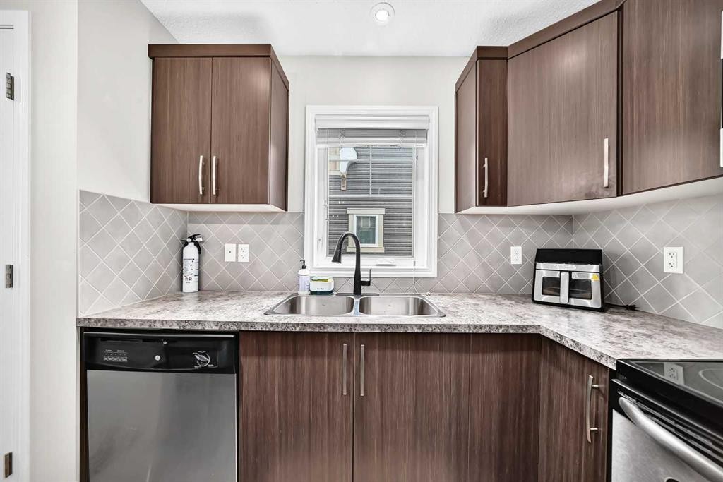 535 Windstone Common Sw, Airdrie, AB - Indoor Photo Showing Kitchen With Stainless Steel Kitchen With Double Sink With Upgraded Kitchen