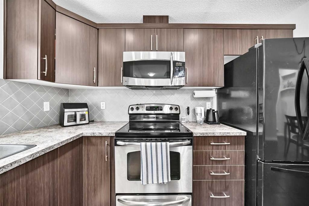 535 Windstone Common Sw, Airdrie, AB - Indoor Photo Showing Kitchen With Stainless Steel Kitchen With Upgraded Kitchen