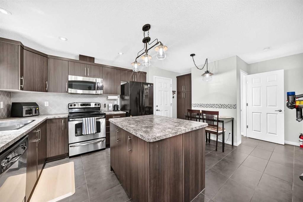 535 Windstone Common Sw, Airdrie, AB - Indoor Photo Showing Kitchen With Stainless Steel Kitchen With Upgraded Kitchen