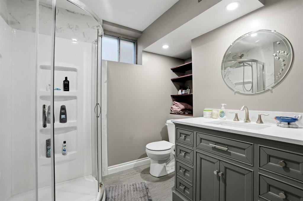 3056 32A Street Se, Calgary, AB - Indoor Photo Showing Bathroom