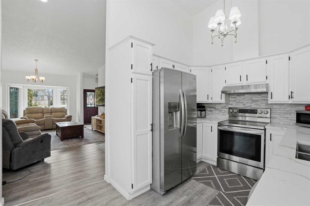 203 Shawglen Road Sw, Calgary, AB - Indoor Photo Showing Kitchen