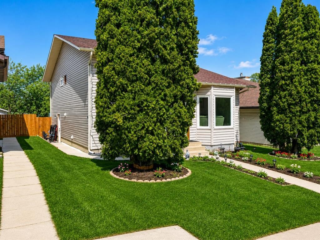203 Shawglen Road Sw, Calgary, AB - Outdoor