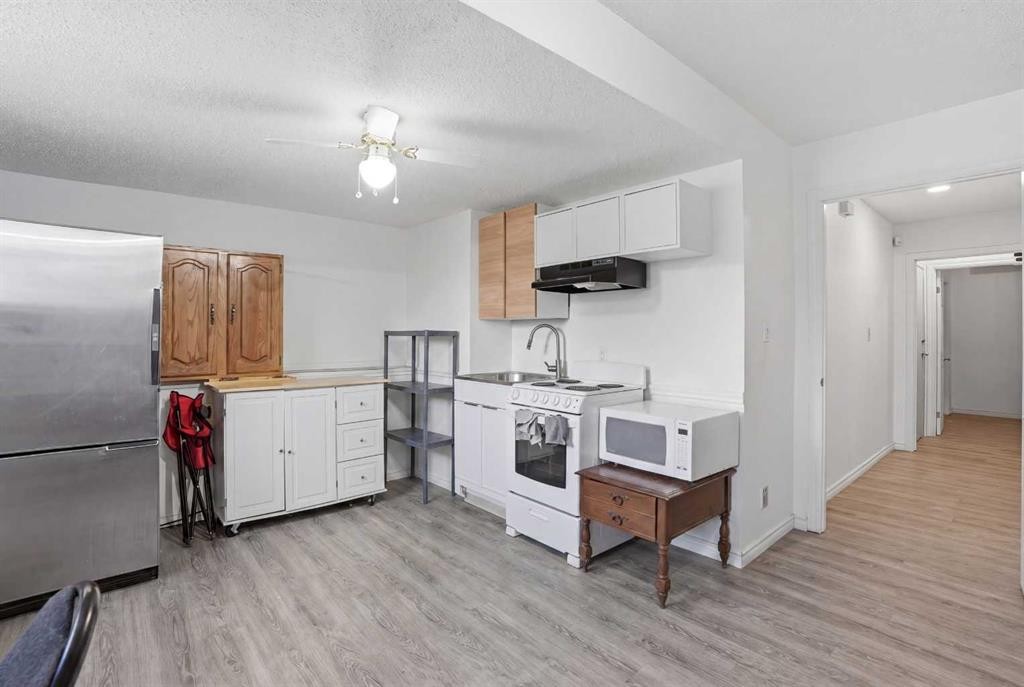 203 Shawglen Road Sw, Calgary, AB - Indoor Photo Showing Kitchen