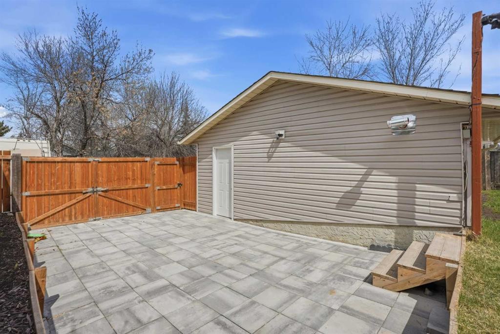 203 Shawglen Road Sw, Calgary, AB - Outdoor