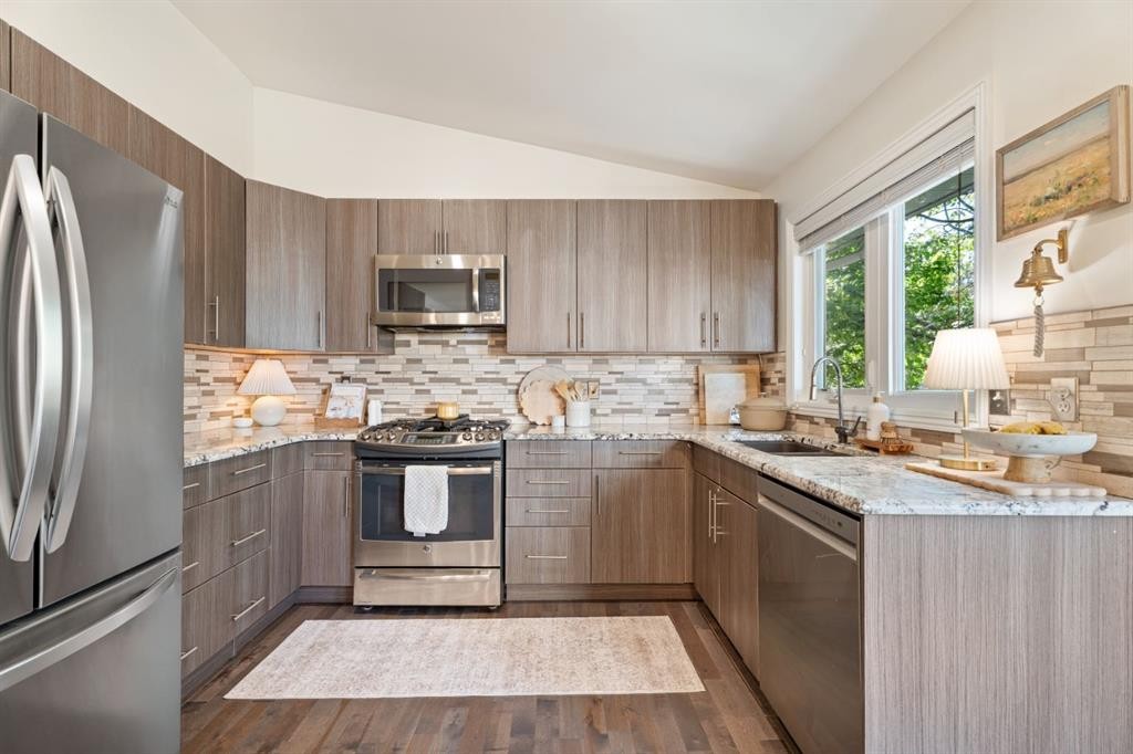 36 Sunvista Place Se, Calgary, AB - Indoor Photo Showing Kitchen With Upgraded Kitchen