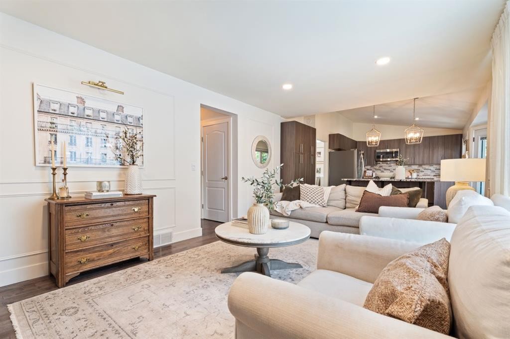 36 Sunvista Place Se, Calgary, AB - Indoor Photo Showing Living Room