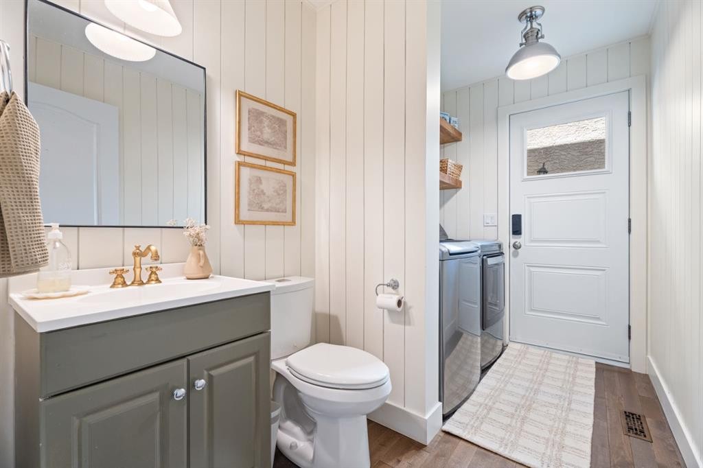 36 Sunvista Place Se, Calgary, AB - Indoor Photo Showing Bathroom