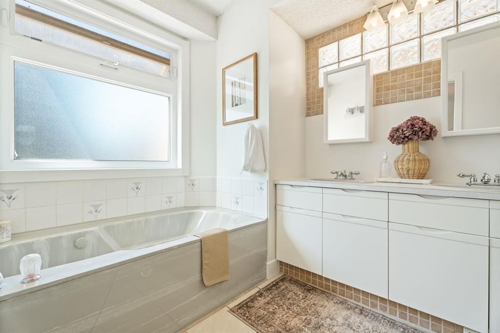 36 Sunvista Place Se, Calgary, AB - Indoor Photo Showing Bathroom